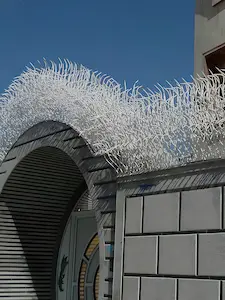 نمونه نصب حفاظ آبشاری روی دیوار - جوشکاران حفاظ نمونه نصب حفاظ آبشاری روی دیوار ساختمان در اصفهان - اجرا شده توسط جوشکاران حفاظ