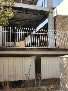 نمونه نصب حفاظ سرنیزهای (نرده اس) روی دیوار - جوشکاران حفاظ نمونه نصب حفاظ سرنیزهای (نرده اس) روی دیوار ساختمان در اصفهان - اجرا شده توسط جوشکاران حفاظ
