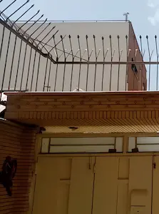 نمونه نصب نرده سرنیزهای روی دیوار - جوشکاران حفاظ نمونه نصب نرده سرنیزهای روی دیوار ساختمان در اصفهان - اجرا شده توسط جوشکاران حفاظ