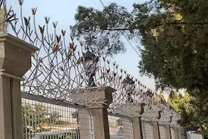 نمونه نصب حفاظ خارشتر با ترکیب رنگی سفید-مشکی - جوشکاران حفاظ